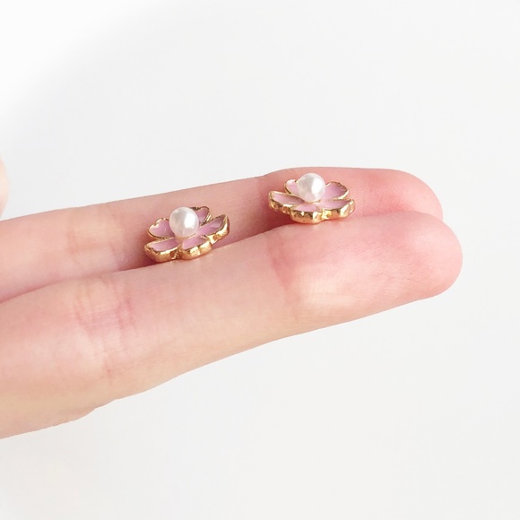 3/$15 NEW Flower Faux Pearl Studs - Picture 4 of 6